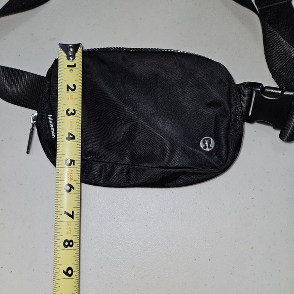 Lululemon Everywhere Belt Bag EUC - Picture 7 of 14